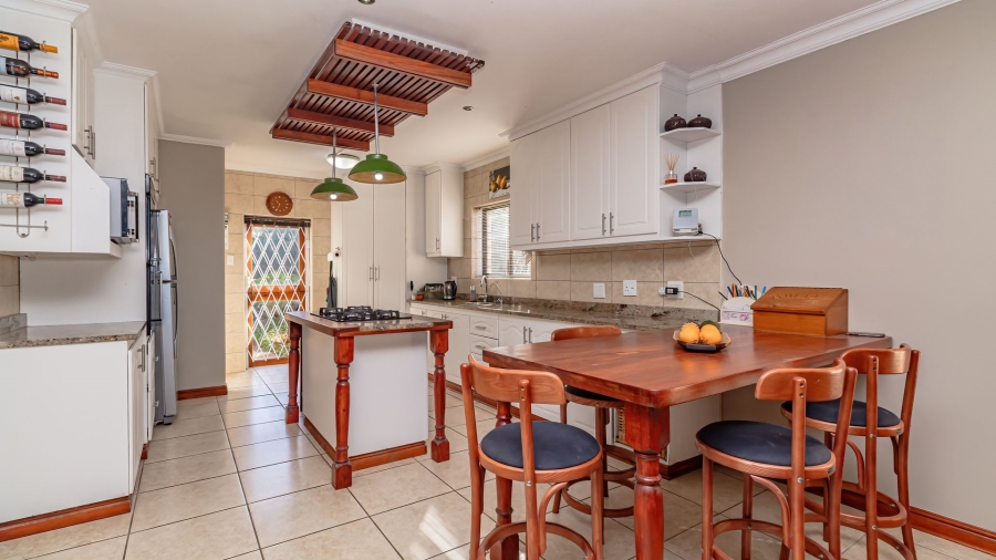5 Bedroom Property for Sale in Village On Sea Western Cape